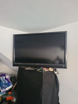 2 VIZIO TVS