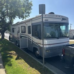 2000 Sotrm Fleetwood Motor Home