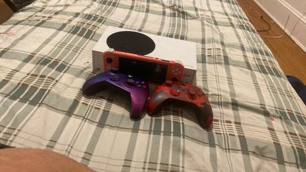 Two controllers Xbox, but the HDMI doesn’t work and a Nintendo that works perfectly fine if you say lower than 110 Im blocking you no questions ask