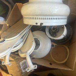 Celing Fan With Light In Excellent Condition , Like New For A Small Room With Reversible Blades