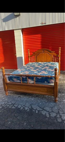 Queen size solid wood bed : headboard, footboard, rails, mattress and box spring. Delivery available