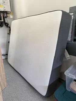 Queen Size Casper 12” hybrid Medium firm Mattress