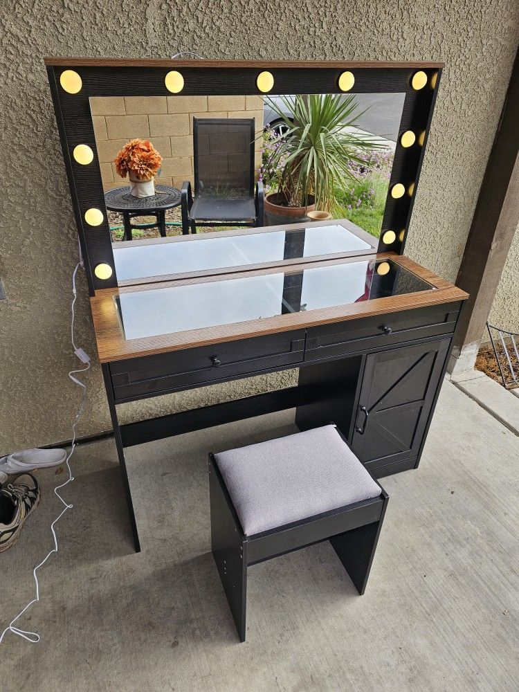 Vanity Makeup Table 