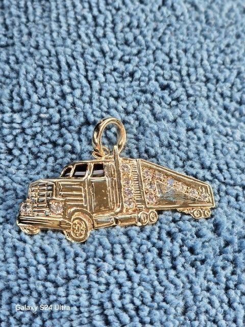 14 CARAT GOLD CHARM WITH DIAMONDS
