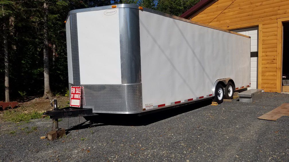 Photo 2014 24 foot Continental enclosed trailer