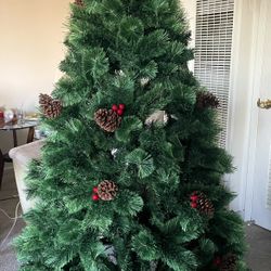 6ft Christmas Tree (Hinged Branches)