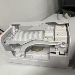 Ice Maker For kenmore Refrigerator. Unused. Never Attached. 