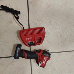 Milwaukee M12 Stuby 3/8 550 Food Pound Whit One Battery 5.0ah HP And Charger 