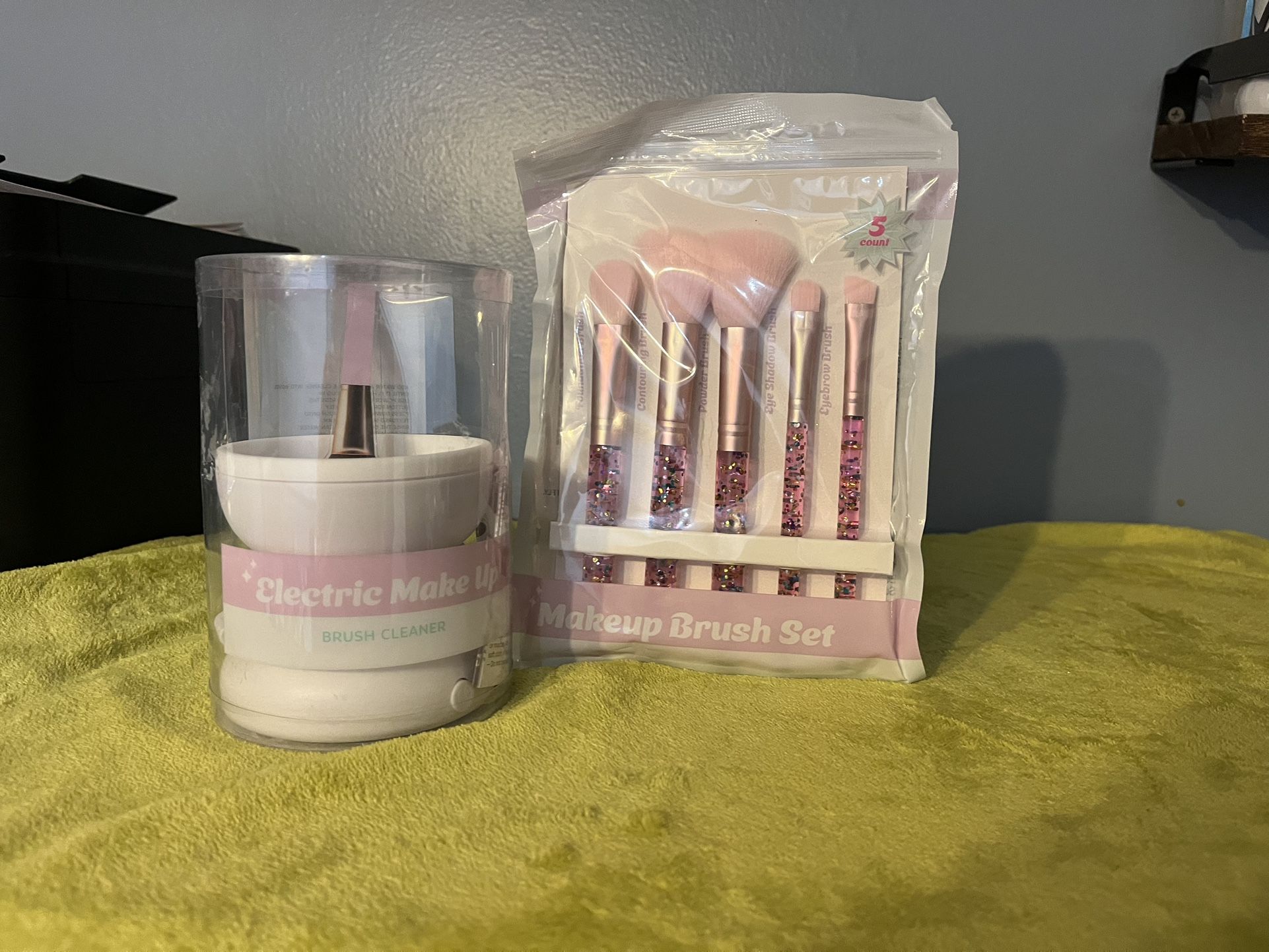 Make-up Brushes / Brush Cleaner