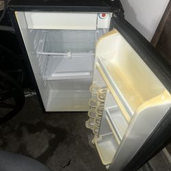 Mini fridge with freezer
