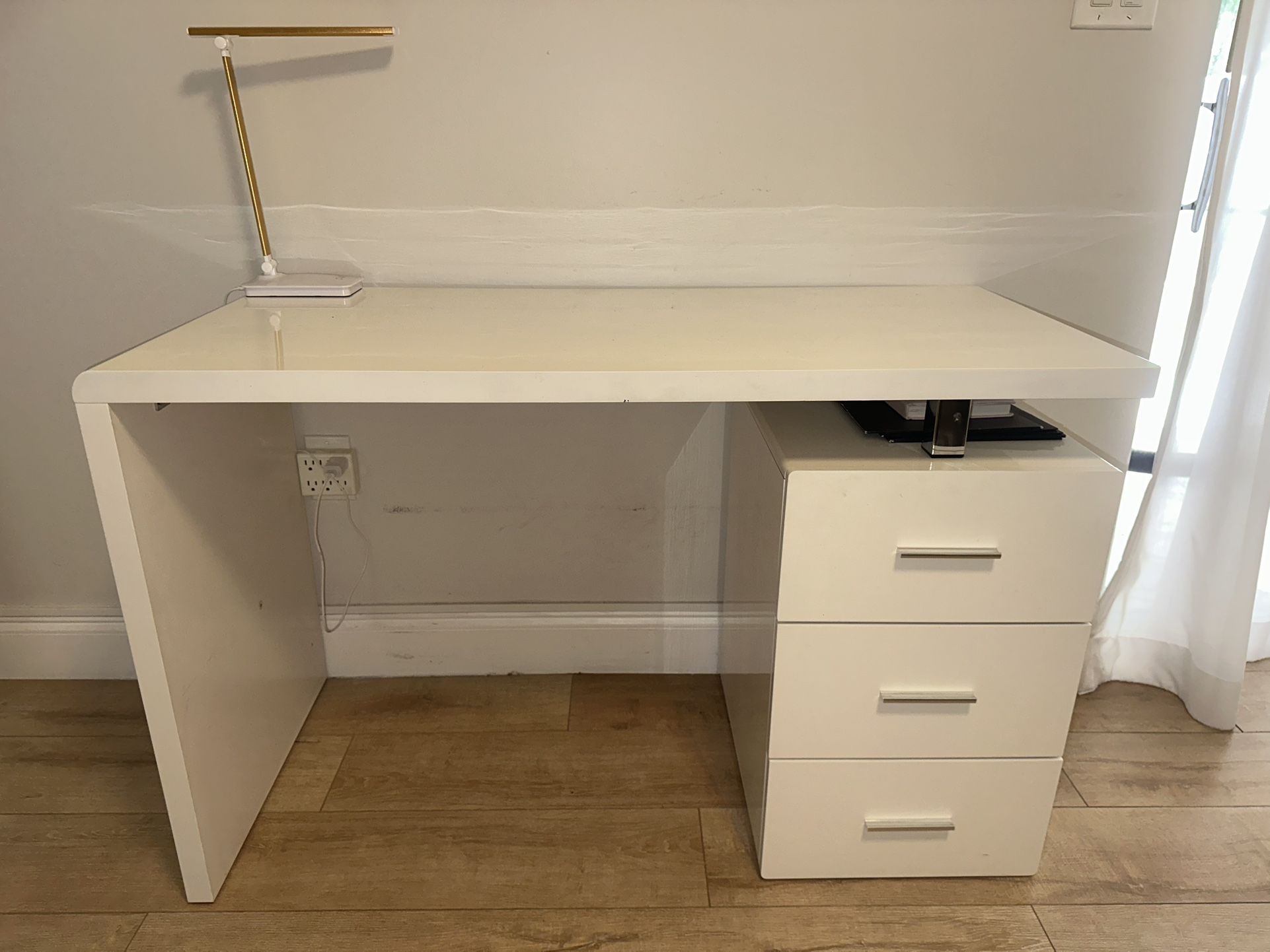 White Office Desk And White Leather Chair 