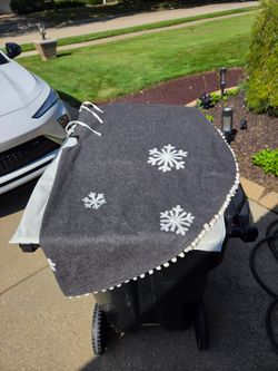 Holiday tree skirt, like new