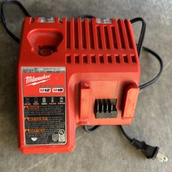 Milwaukee Multivoltage Charger 