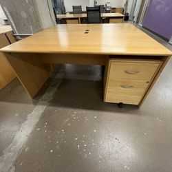 Office Desk/Chairs 