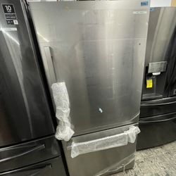 Hisense Bottom Freezer In Stainless Steel New Open Box