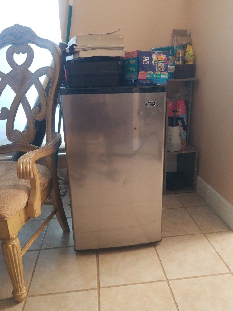 Mini Fridge 