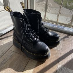 Women’s Doc Martens Boots Size 6 US
