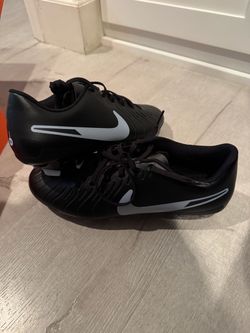 New Nike Men’s Soccer Shoes Size 9