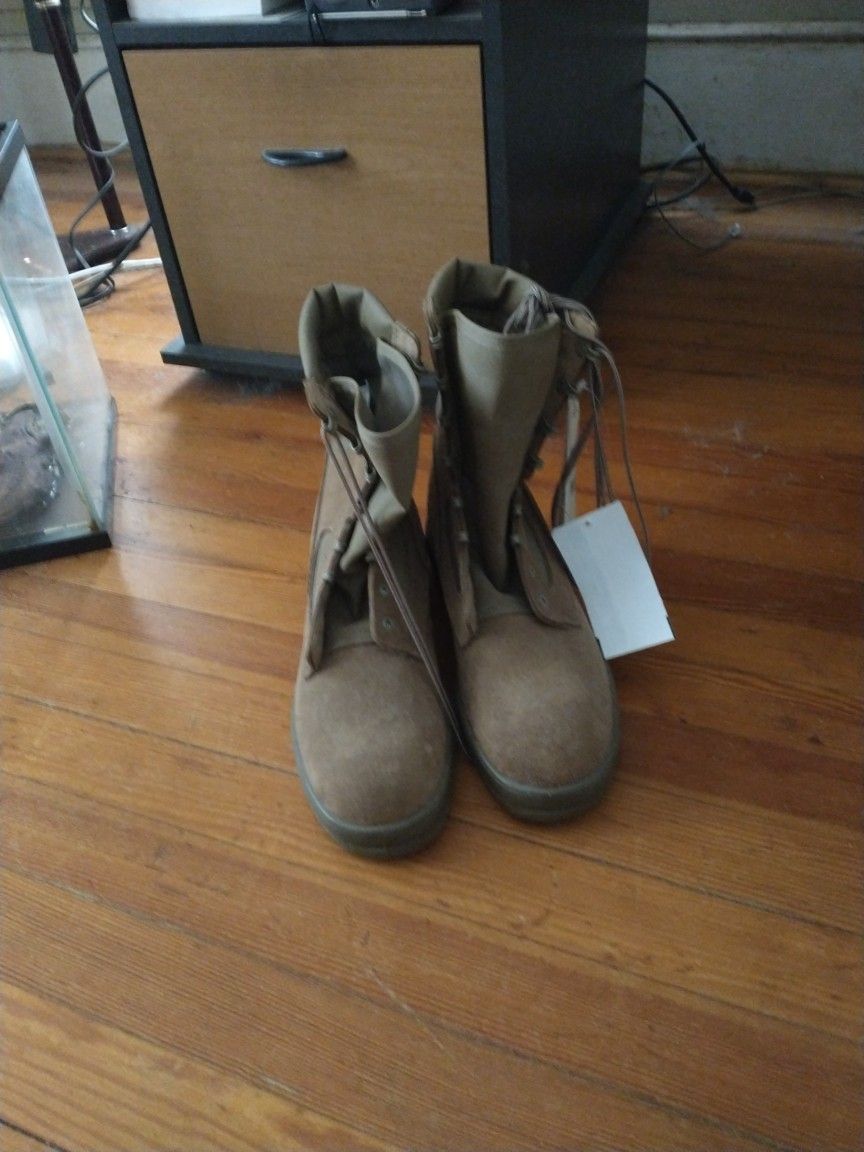 New Mens Boots Newer Worn 25