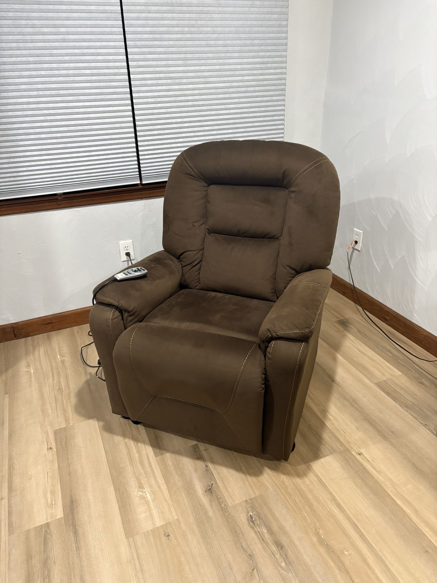 Power Lift Recliner Chair W/ Heat And Massage Features