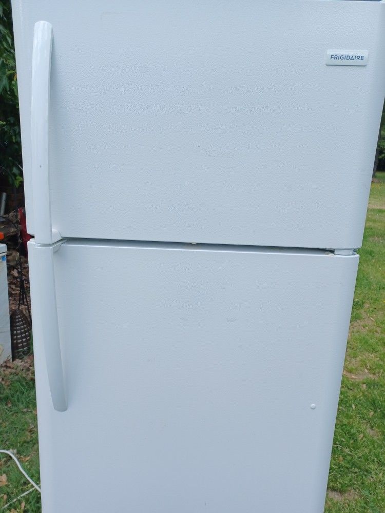 Refrigerator Top Freezer Excellent Condition