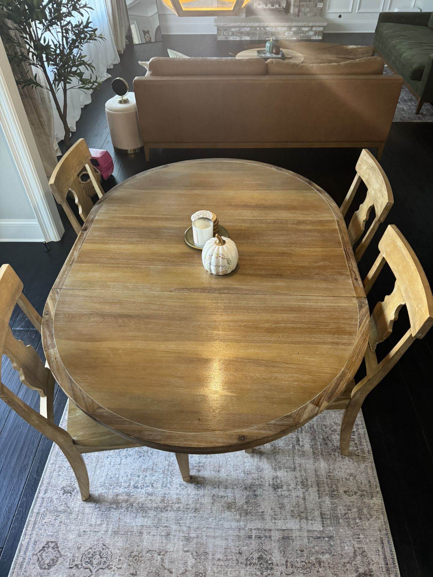 Farmhouse Extendable Table + 4 Chairs