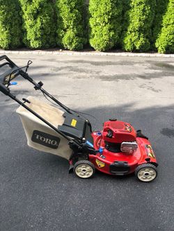 22” Toro self propelled lawn mower w bag