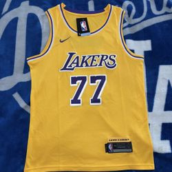 Lakers Luka Dončić #77 Replica Jersey – Size M (New)