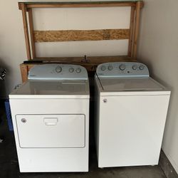 Whirlpool - Top load Washer And Gas Dryer Set 