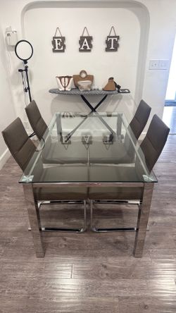 Juego d comedor con 4 sillas,  de color  gris