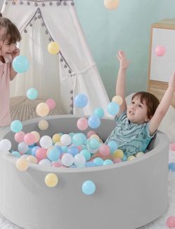 Ball pit with balls