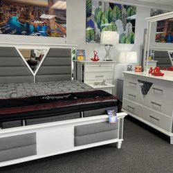 🇺🇸🇺🇸 Come See 👀 Queen Bedroom Set Includes, Bed, Dresser, Mirror, Night Stand, Mattress & Box Spring !! $1899 WOW 👏