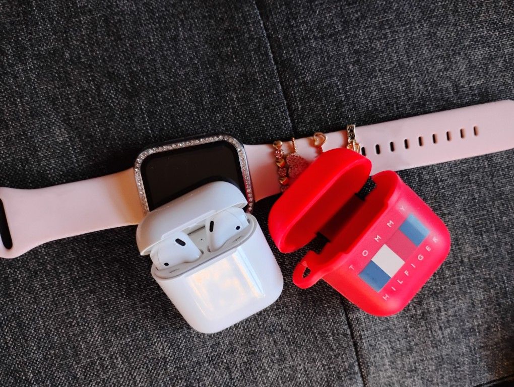 Apple Watch SE 2nd Gen 44mm GPS & Airpods 1st Generation 