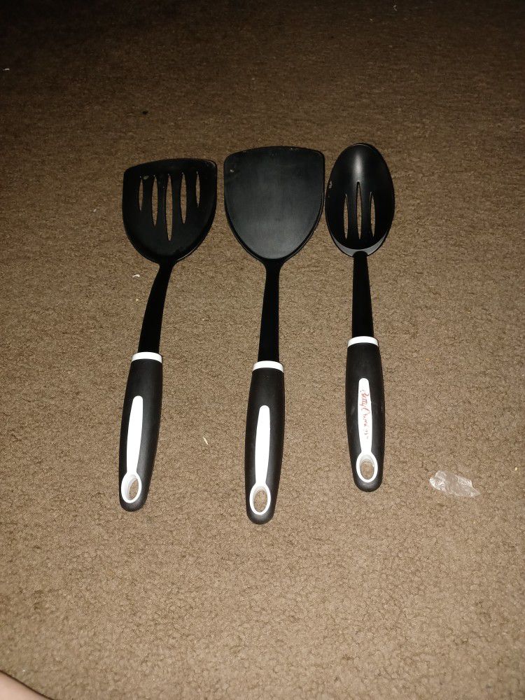 Kitchen Supplies Spatulas And Spoon For Noodles ( Like New) 