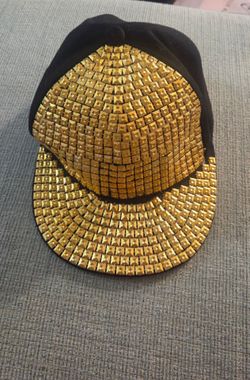 Black and gold hat. Perfect for 80's party.