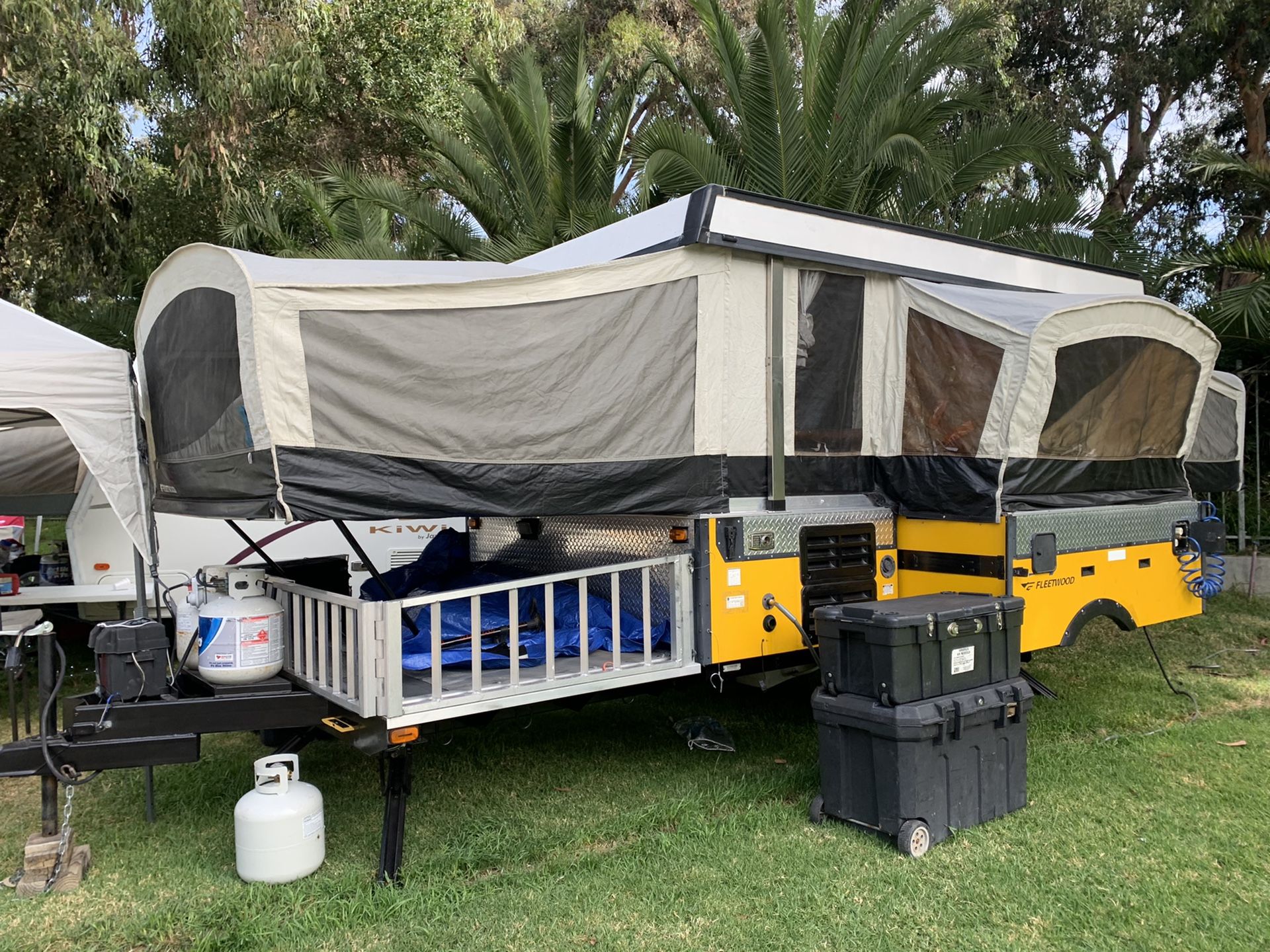 2008 Toy Hauler Fleetwood E3 pop up camper. for Sale in CITY CENTER, NV