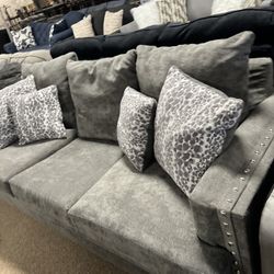 Gorgeous Nice Nailhead Couch With Pillows