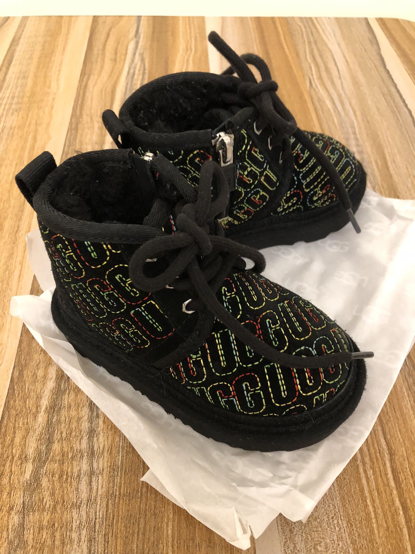 UGG Size 7 Nuemel Graphic Stitch