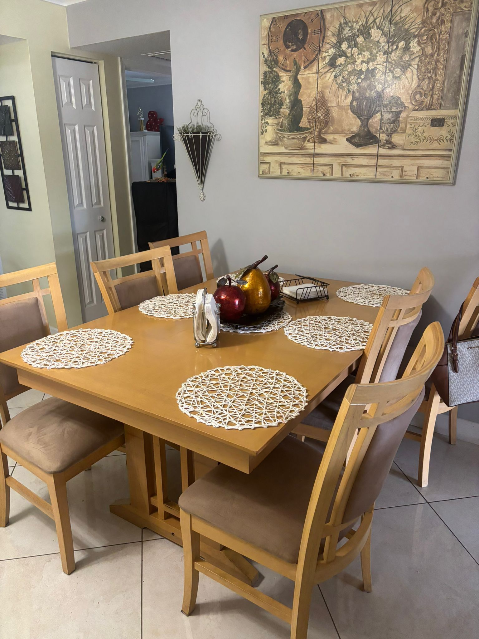 Dining room table (MOVING SALE)