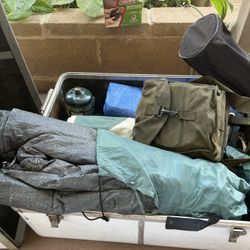   Caja con artículos para campar Trae la casita el colchón varias cosas más