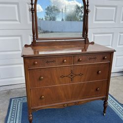 Antique Dresser with mirror 1920 solid wood oak excellent condition