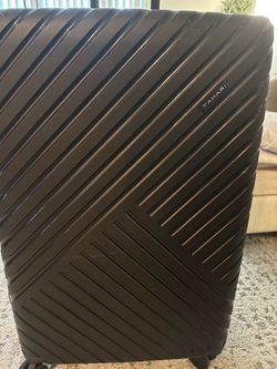Tahari 26–27” Hardshell Spinner Suitcase