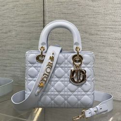 Carry a beautiful white bag diagonally across
