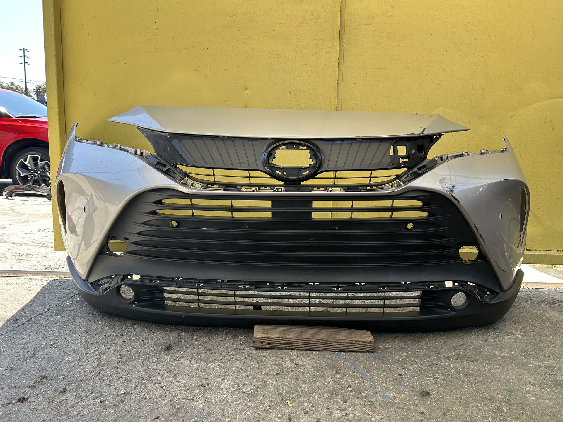 2021-2023 TOYOTA VENZA FRONT BUMPER OEM