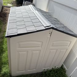 Rubbermaid 6 ft. 6 in. x 5 ft. Slide-Lid Resin Shed