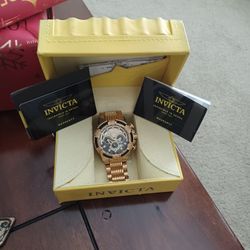 ALMOST NEW INVICTA IN BOX💕