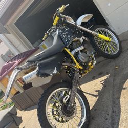 250 Cc Suzuki Dirt Bike Runs Great 