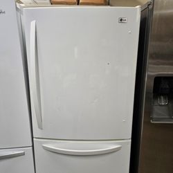LG REFRIGERATOR GOOD WORKING CONDITION DELIVERY AVAILABLE FOR EXTRA FEE 