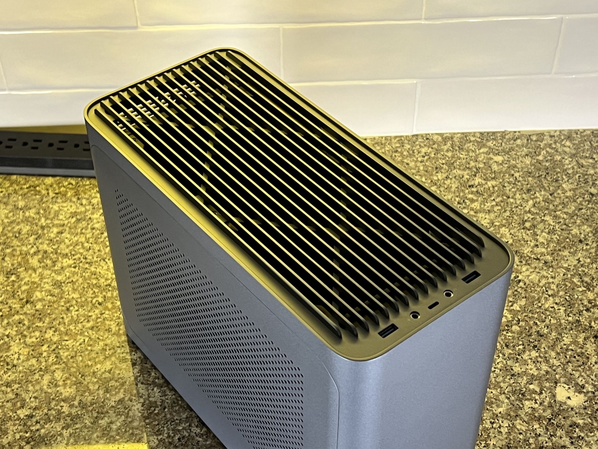 Iqunix ZX-1 Mini Itx Case for Sale in Houston, TX - OfferUp
