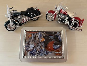 Lot Of 2 Harley Davidson Motorcycle Models And 2 Pack Play cards